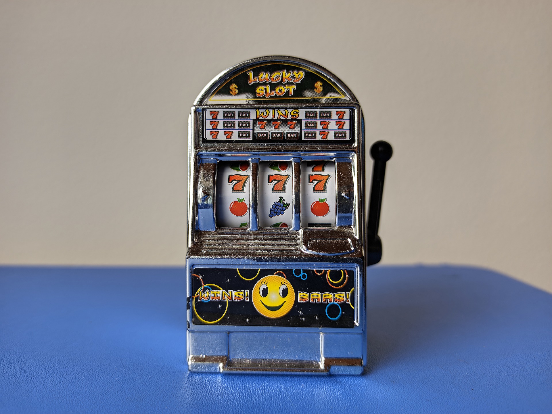 Live Dealer vs RNG Casino Games: Which Has Better Odds?